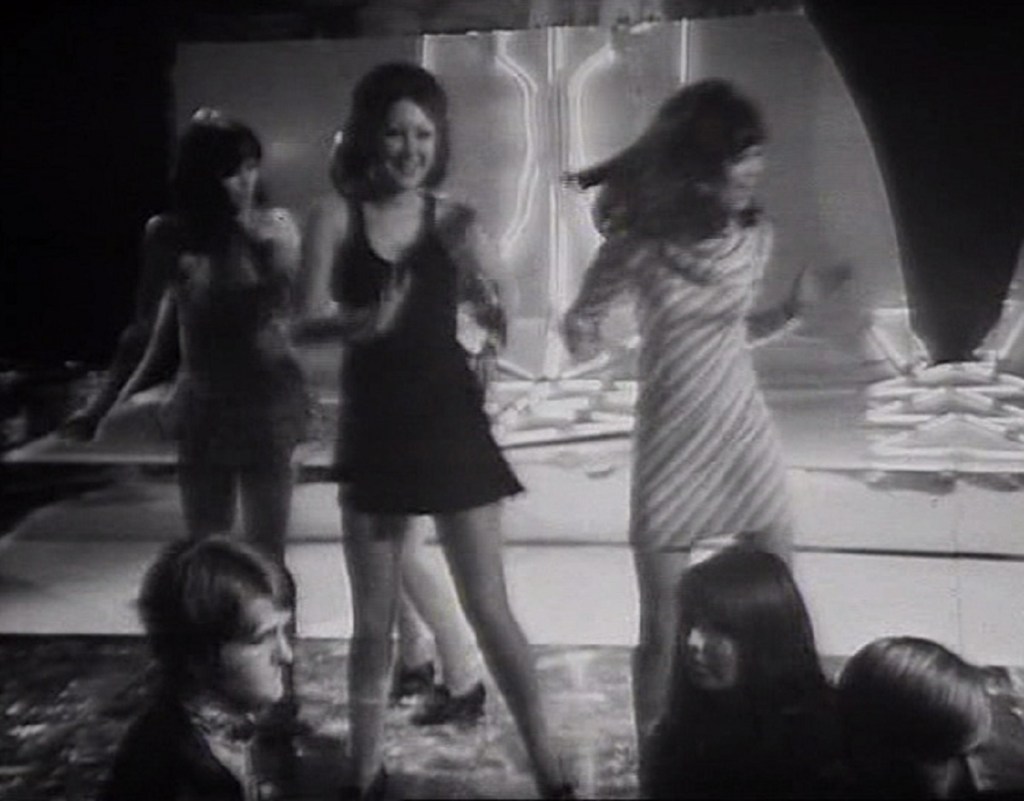 Top Of The Pops audience dancing to Dave Dee, Dozy, Beaky, Mick And Tich performing Zabadak! (BBC1, 1967).
