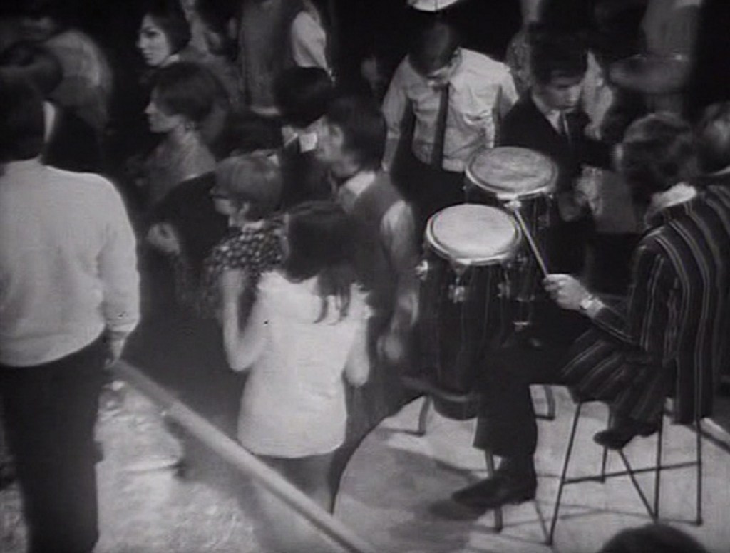 Top Of The Pops audience dancing to Dave Dee, Dozy, Beaky, Mick And Tich performing Zabadak! (BBC1, 1967).