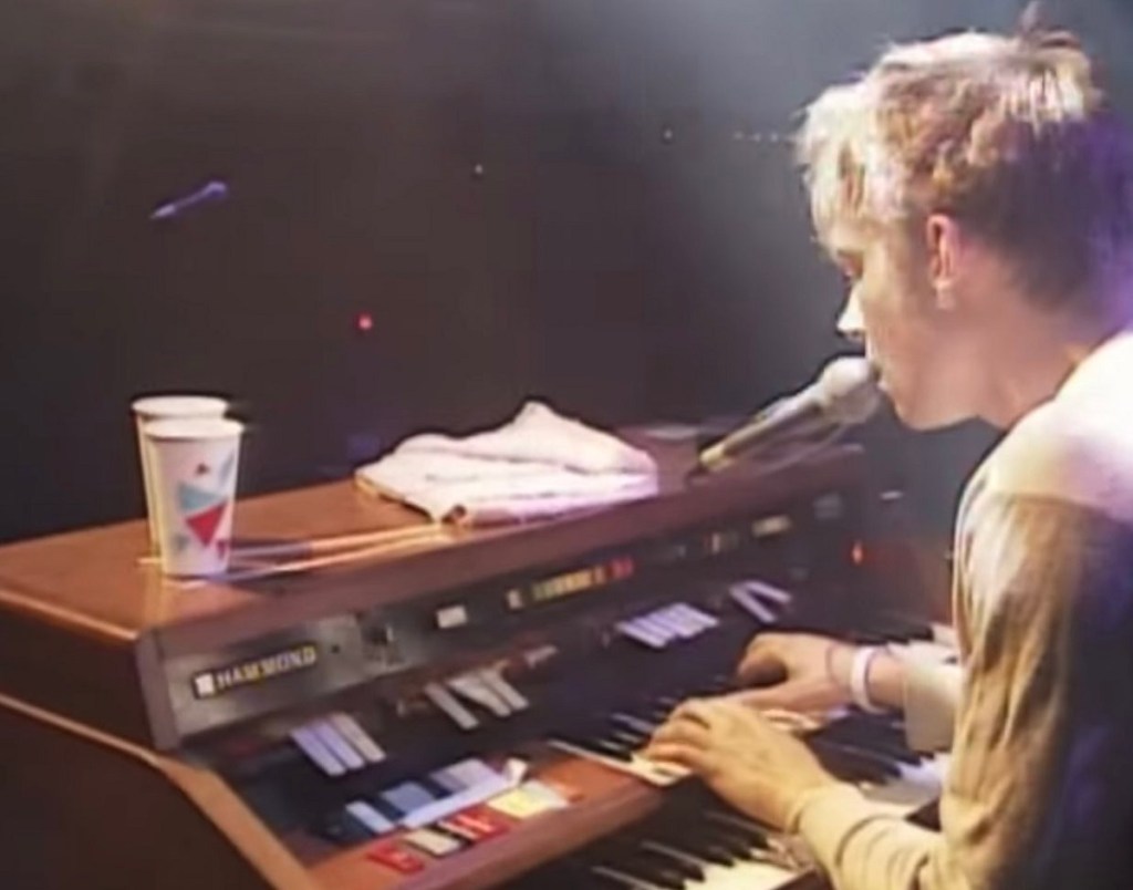 Damon Albarn and Lot 105 in Showtime (1995).